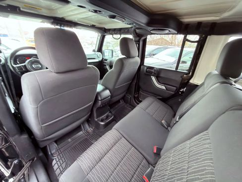 Used 2012 Jeep Wrangler Unlimited Rubicon w/ Max Tow Pkg AWD/4WD image 23
