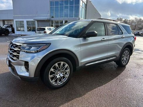 Used 2025 Ford Explorer Active w/ Active Comfort Package image 7