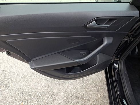 Certified 2022 Volkswagen Jetta SE image 11