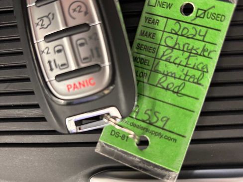 Used 2024 Chrysler Pacifica Limited FWD image 40