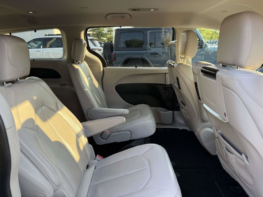 Used 2018 Chrysler Pacifica Touring-L Plus w/ Tire & Wheel Group FWD image 15