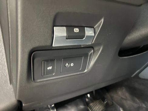 Used 2020 Land Rover Discovery Sport SE image 28