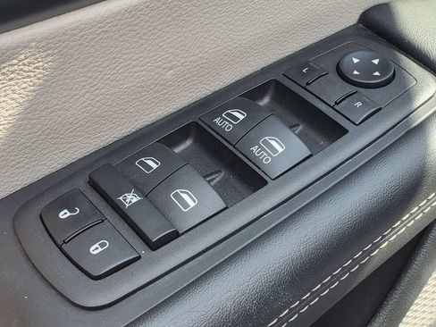 Used 2023 Chrysler Pacifica Touring-L AWD/4WD image 9