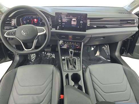 Certified 2025 Volkswagen Jetta SEL image 9