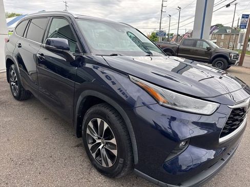 Used 2021 Toyota Highlander XLE AWD/4WD image 4