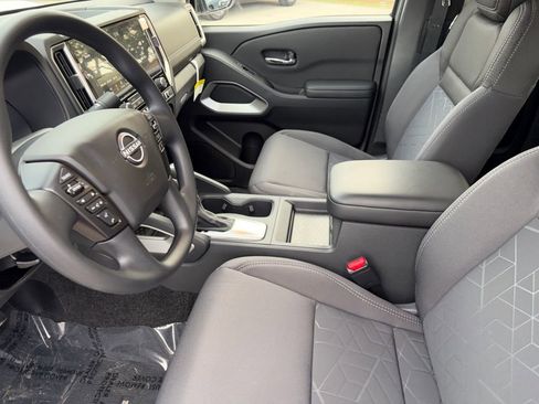 Used 2025 Nissan Frontier SV image 9