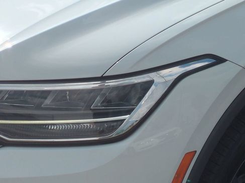 Used 2022 Volkswagen Tiguan SE w/ Panoramic Sunroof Package FWD image 10