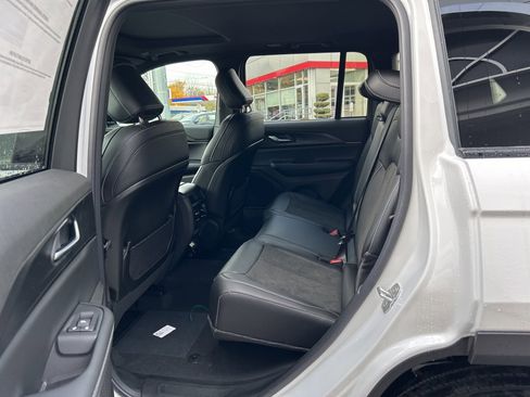 New 2025 Jeep Grand Cherokee Altitude image 10