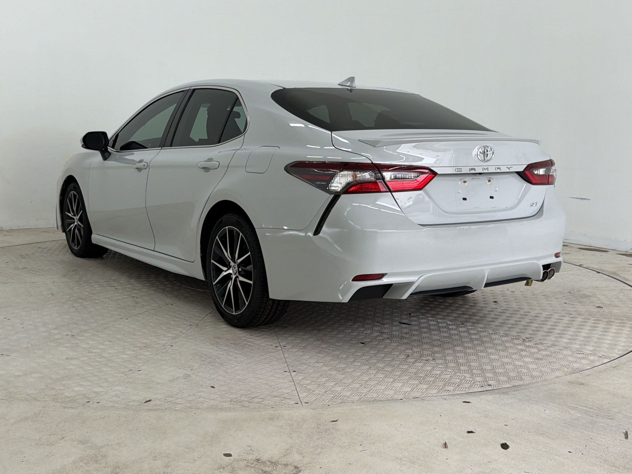 Used 2023 Toyota Camry SE FWD image 3