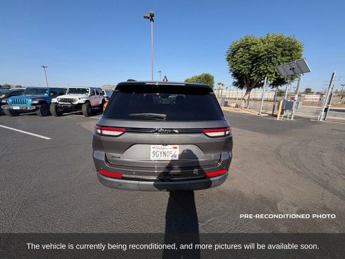 Used 2023 Jeep Grand Cherokee Altitude AWD/4WD image 4
