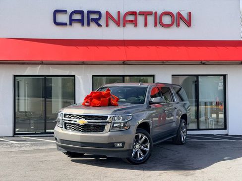 Used 2017 Chevrolet Suburban LT w/ Luxury Package image 2