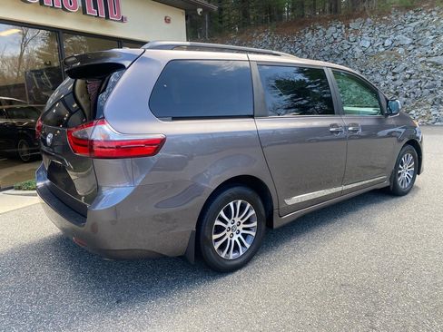 Used 2020 Toyota Sienna XLE w/ XLE Navigation Package image 2