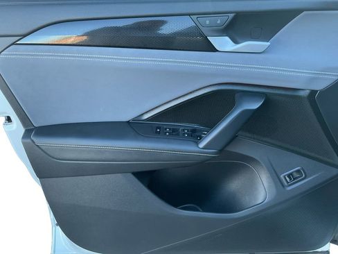 Used 2025 Volkswagen Tiguan SE R-Line image 23