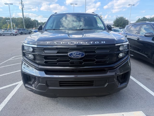 Used 2025 Ford Expedition Active AWD/4WD image 2
