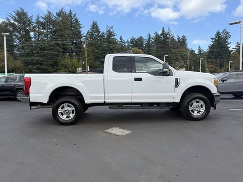 Used 2017 Ford F350 XLT w/ Camper Package image 6