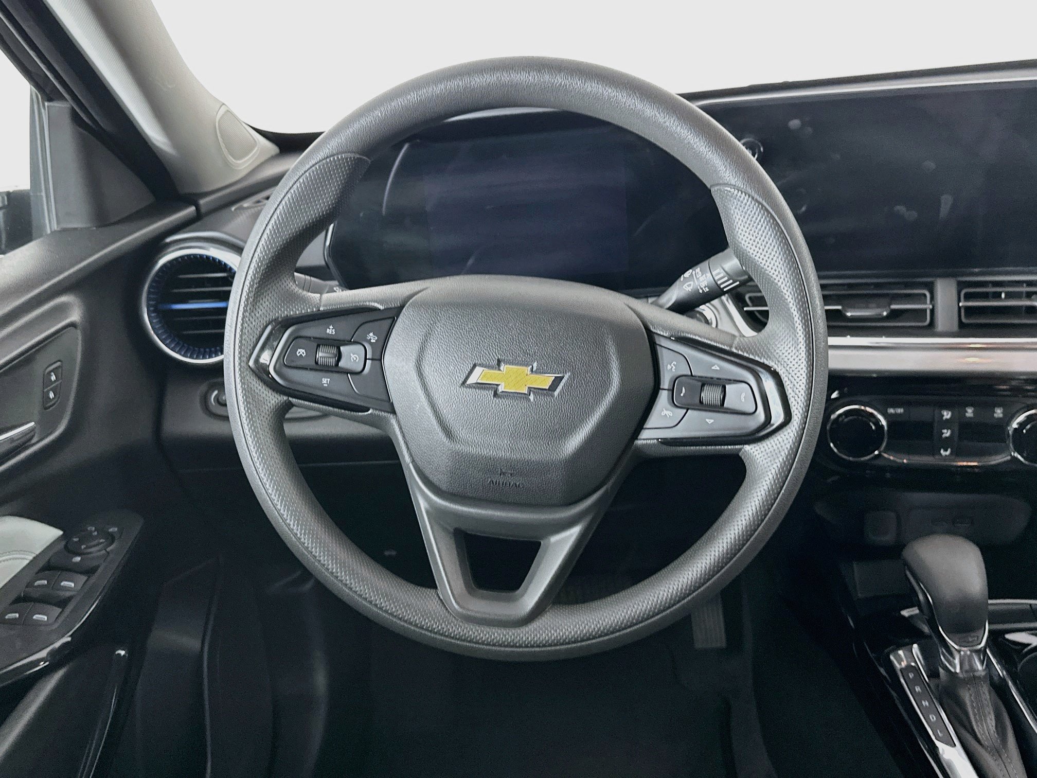 Used 2025 Chevrolet Trax LT FWD image 17
