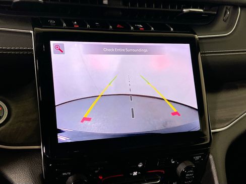 Used 2023 Jeep Grand Cherokee Limited image 14