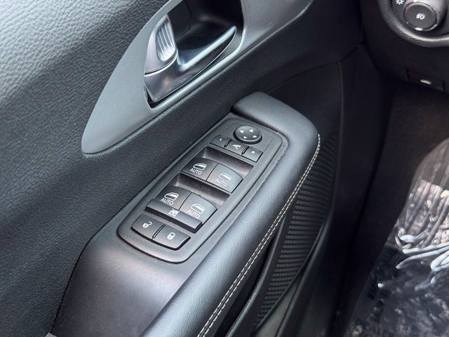 Used 2025 Chrysler Pacifica Limited FWD image 37