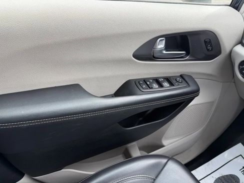 Used 2023 Chrysler Pacifica Touring-L image 12