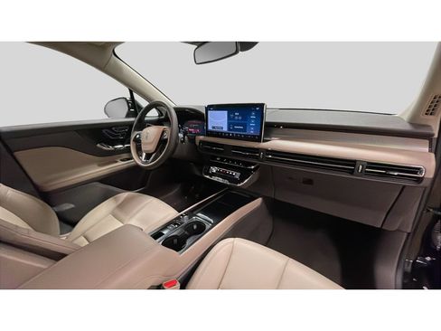 Used 2024 Lincoln Corsair AWD w/ Towing Package image 18