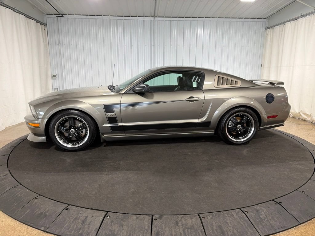 Used 2005 Ford Mustang GT RWD image 2