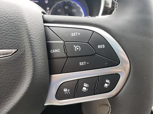 Used 2024 Chrysler Pacifica Limited FWD image 28