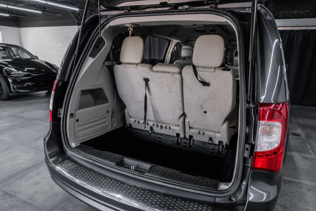 Used 2015 Chrysler Town & Country Touring w/ Driver Convenience Group FWD image 59