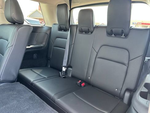 Used 2025 Nissan Pathfinder SL AWD/4WD image 11