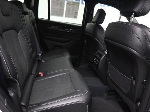 Used 2023 Jeep Grand Cherokee Altitude AWD/4WD image 10