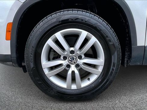 Used 2017 Volkswagen Tiguan S image 32