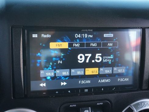 Used 2018 Jeep Wrangler Unlimited Sahara AWD/4WD image 29