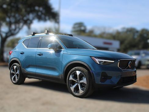 Used 2023 Volvo XC40 B5 Plus w/ Protection Package Premier image 3