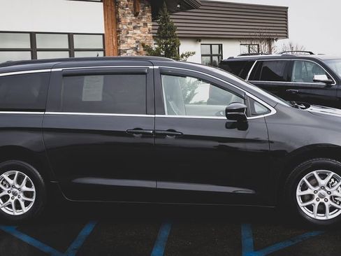 Used 2022 Chrysler Pacifica Touring-L image 15