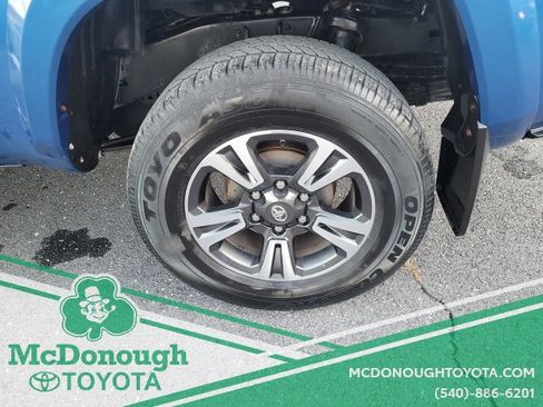 Used 2016 Toyota Tacoma TRD Sport image 27