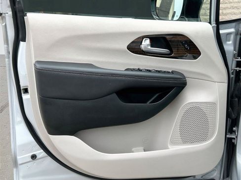 Used 2024 Chrysler Pacifica Limited FWD image 22