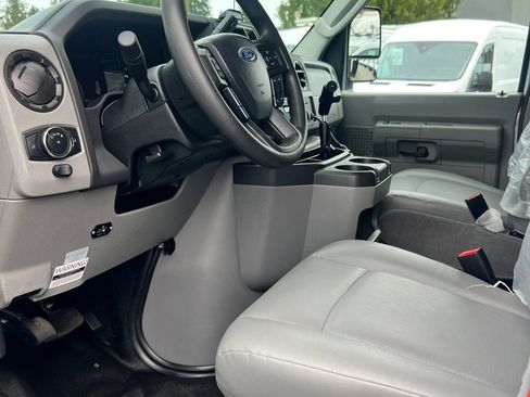 Used 2022 Ford E-450 and Econoline 450 Super Duty RWD image 10
