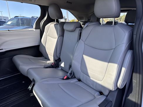 Used 2025 Toyota Sienna XLE image 28