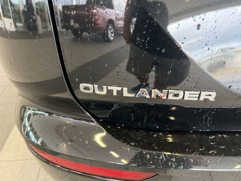 Used 2025 Mitsubishi Outlander SE image 27