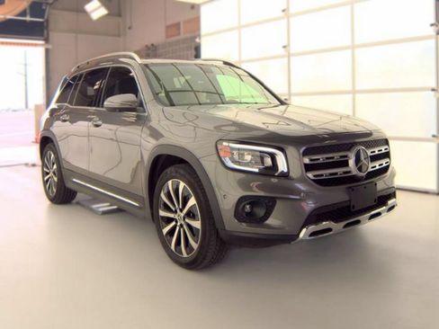 Used 2023 Mercedes-Benz GLB 250 4MATIC w/ Premium Package image 4