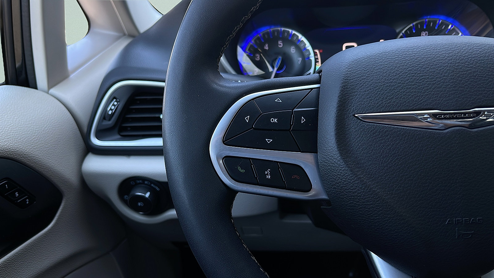 Used 2023 Chrysler Pacifica Touring-L FWD image 11