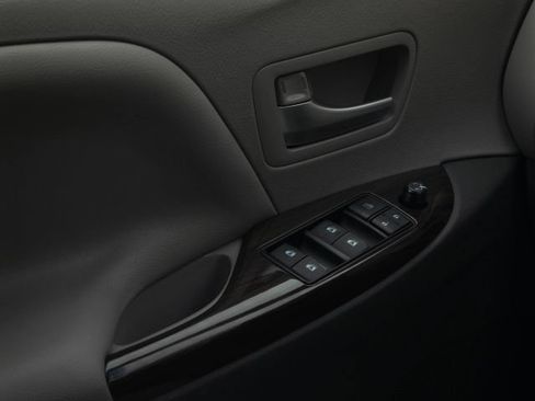 Used 2017 Toyota Sienna XLE w/ XLE Navigation Package FWD image 15