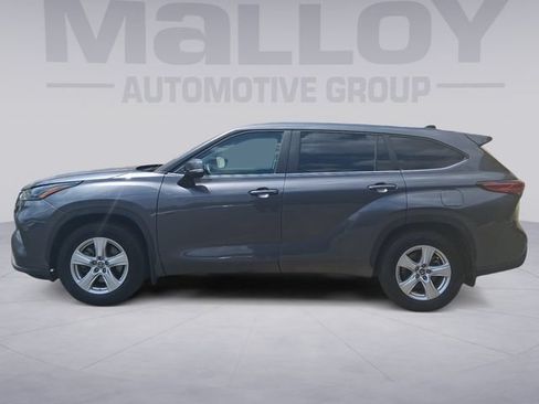 Used 2023 Toyota Highlander LE AWD/4WD image 2