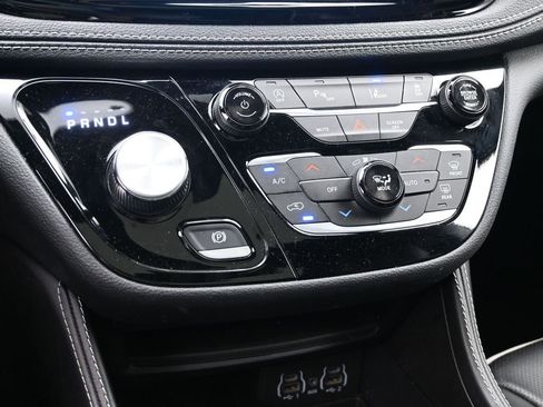 Used 2025 Chrysler Pacifica Limited image 20