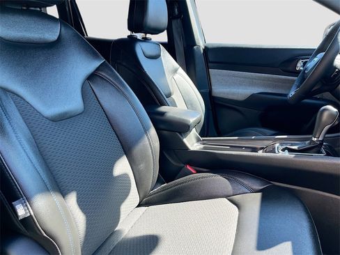 Used 2025 Jeep Compass Latitude image 28