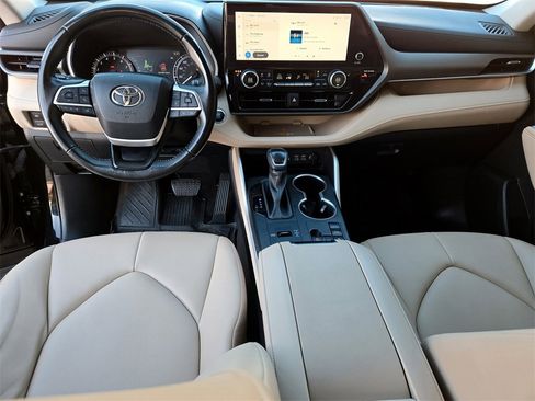 Used 2023 Toyota Highlander XLE image 12