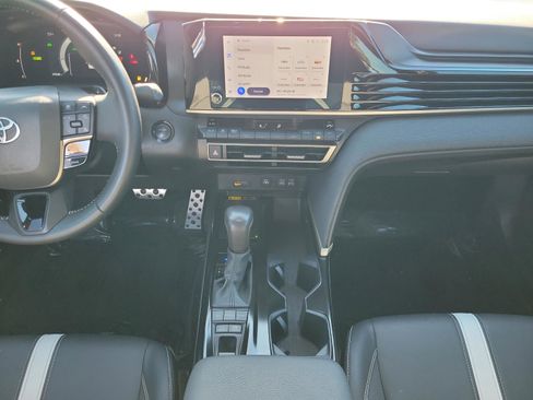 Used 2025 Toyota Camry SE image 13