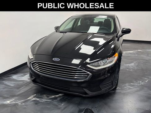 Used 2019 Ford Fusion SE FWD image 2