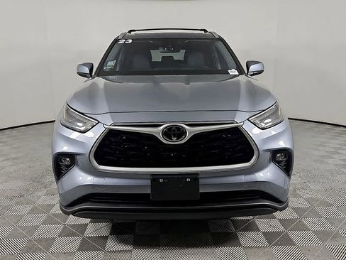 Used 2023 Toyota Highlander XLE image 2