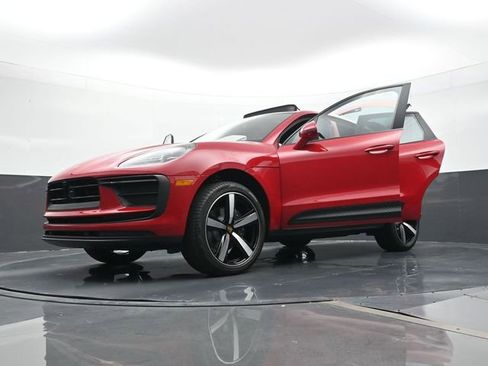 Certified 2025 Porsche Macan AWD/4WD image 27