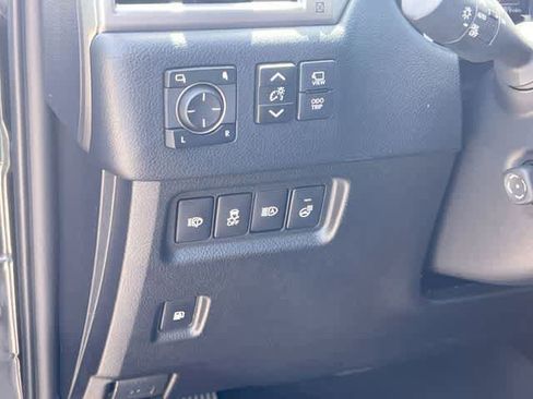 Used 2022 Lexus GX 460 Luxury w/ Off Road Package AWD/4WD image 29